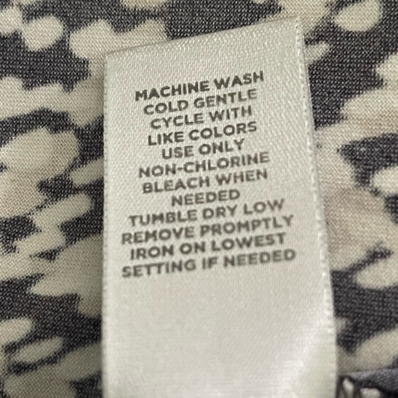 Avenue Black and White Sleeveless Blouse with Metal Accents Size 18/20 NWT - Picture 10 of 11